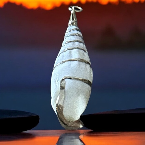 Source Unknown Silver and White Pendant Necklace - Picture 1 of 1